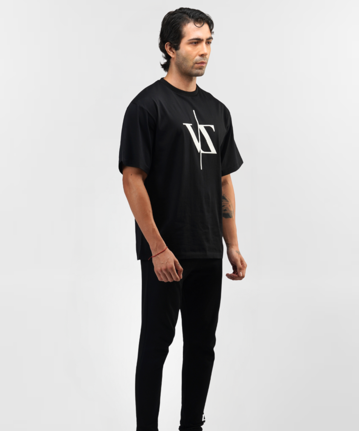 Camiseta negra con hombros caídos Space