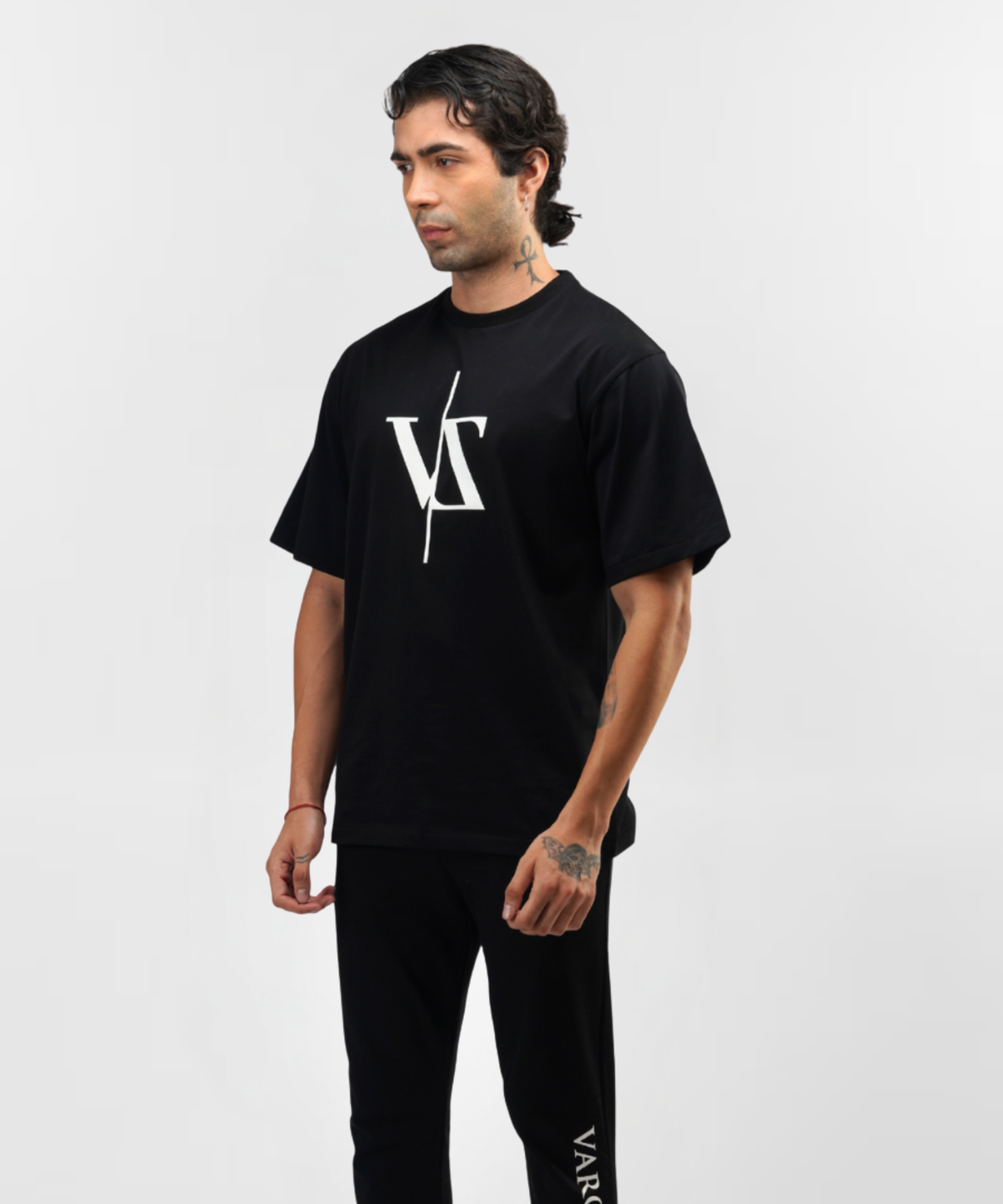 Camiseta negra con hombros caídos Space