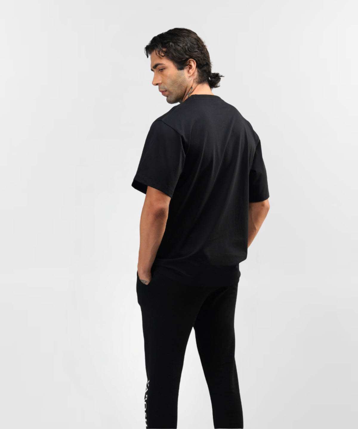 Camiseta negra con hombros caídos Space